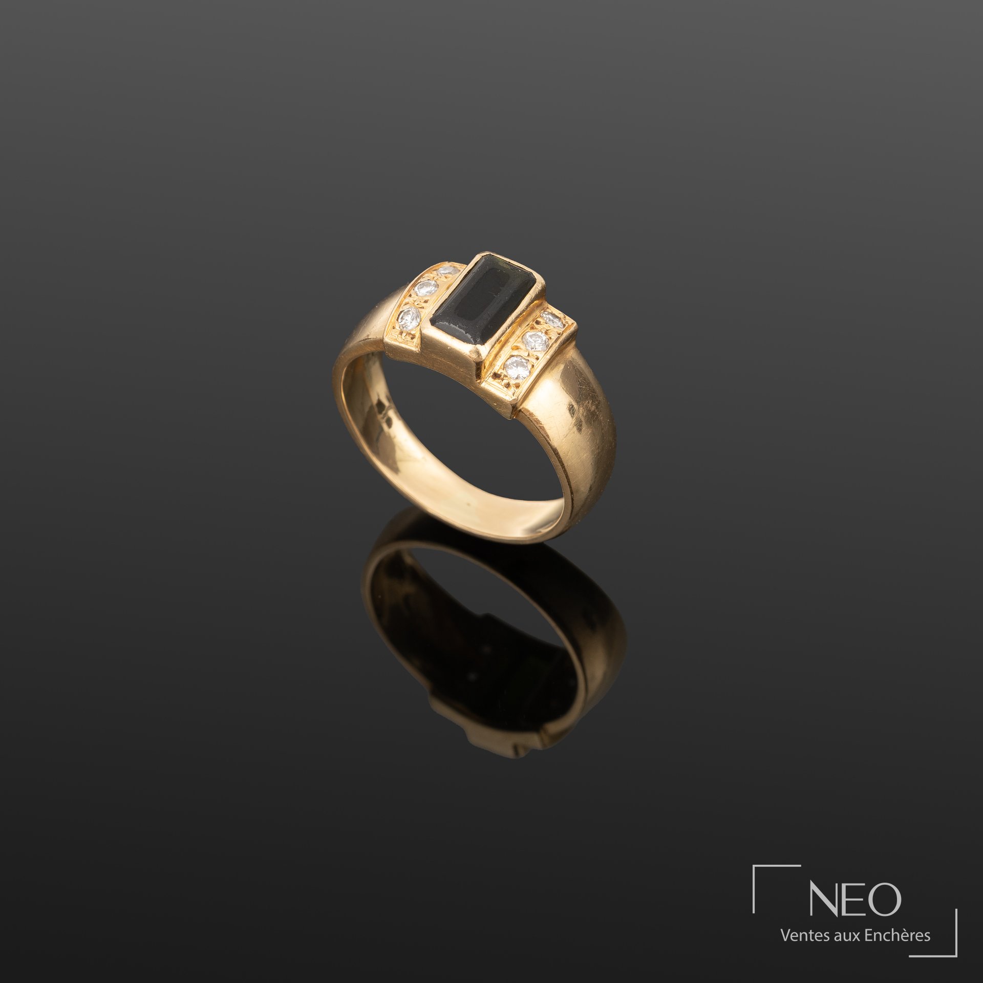 Bague en or jaune 18K ornée d’une pierre verte facettée