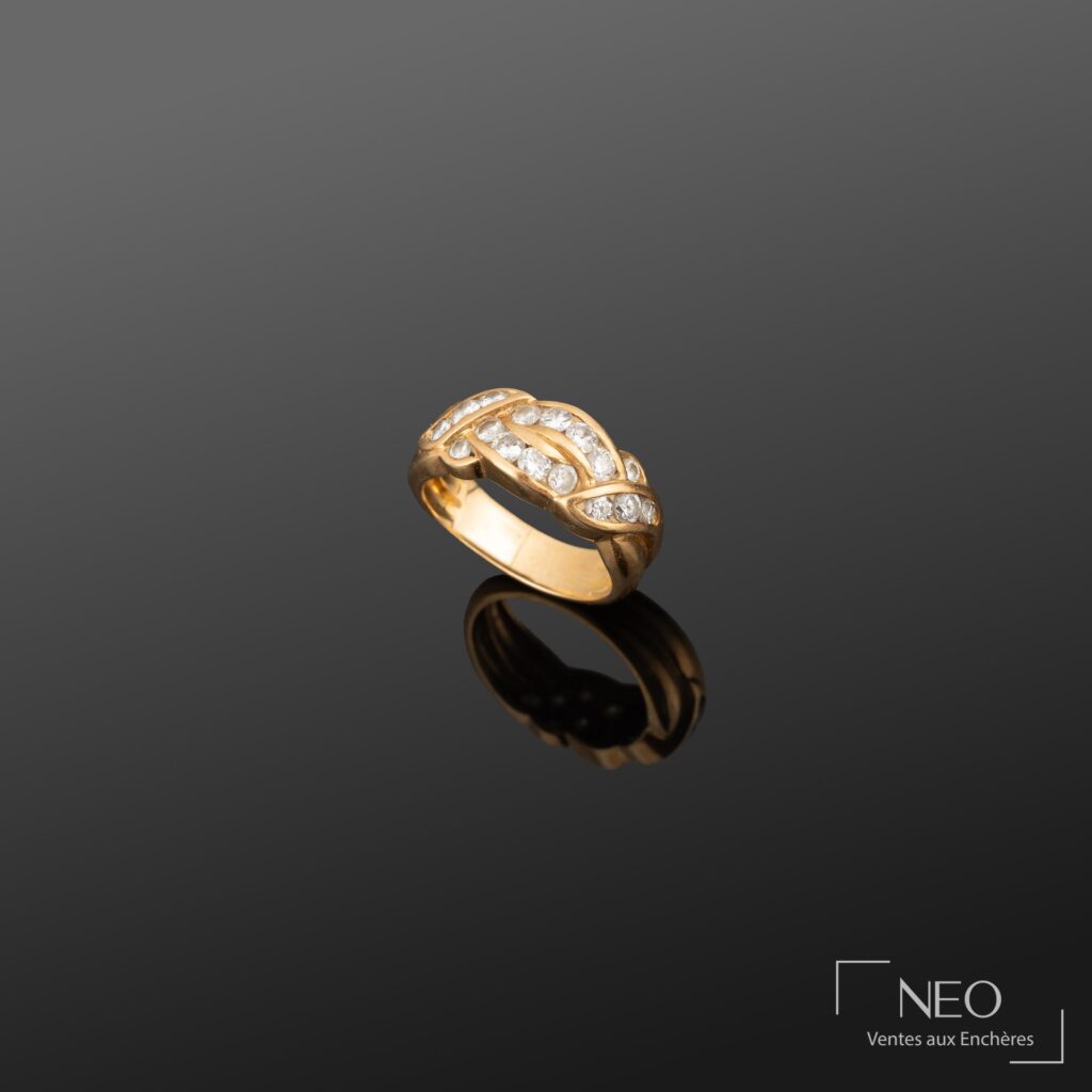 Bague en or jaune sertie de diamants sur fond gris