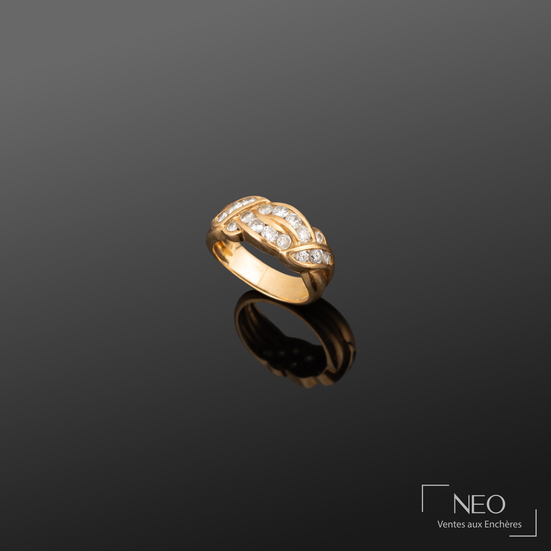 Bague en or jaune sertie de diamants sur fond gris
