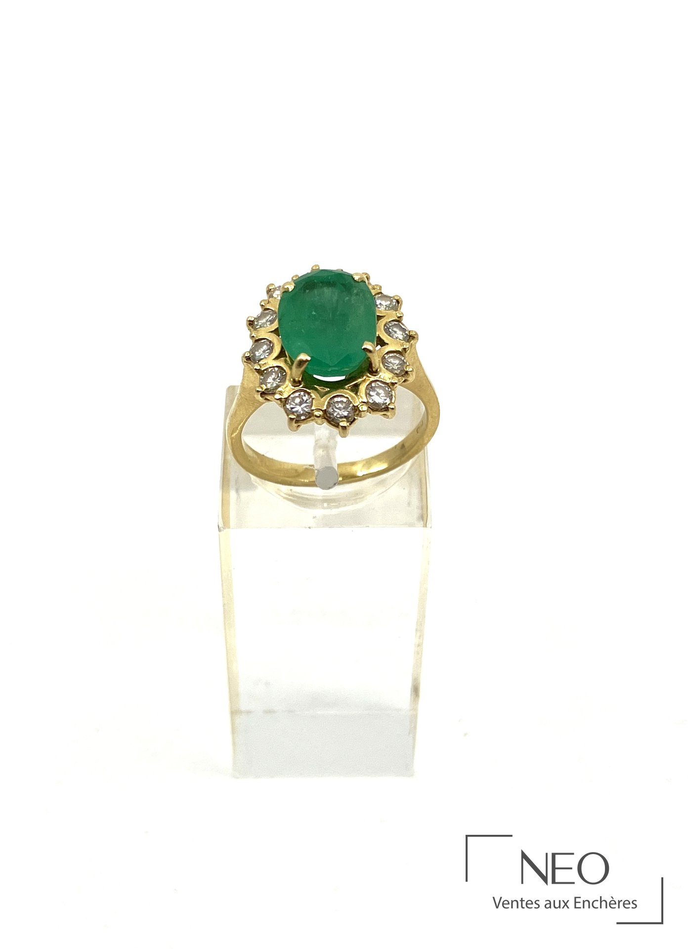 Bague en or jaune 18 carats centrée d’une émeraude et diamants