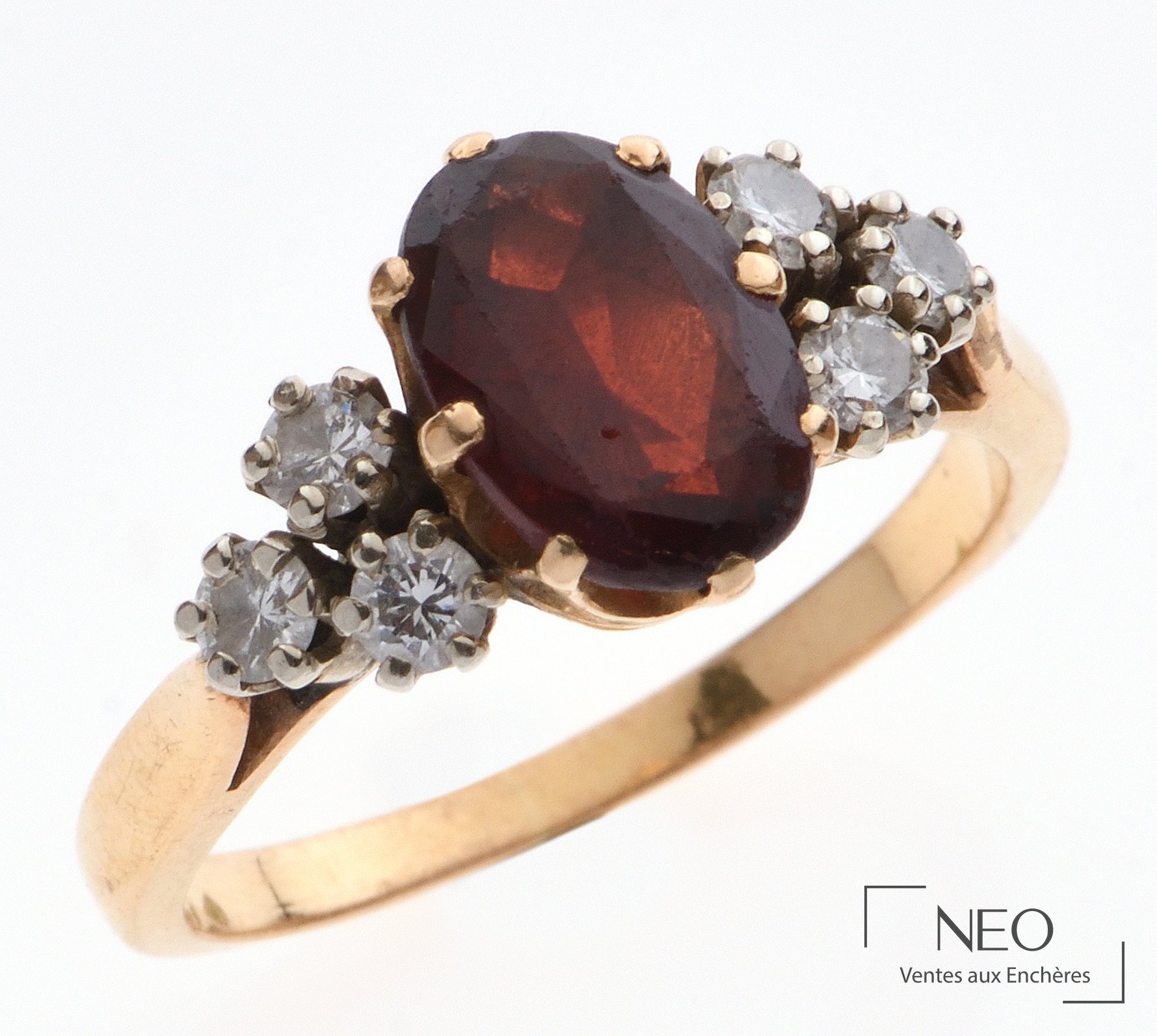 Bague en or jaune et gris avec verre rouge central et diamants