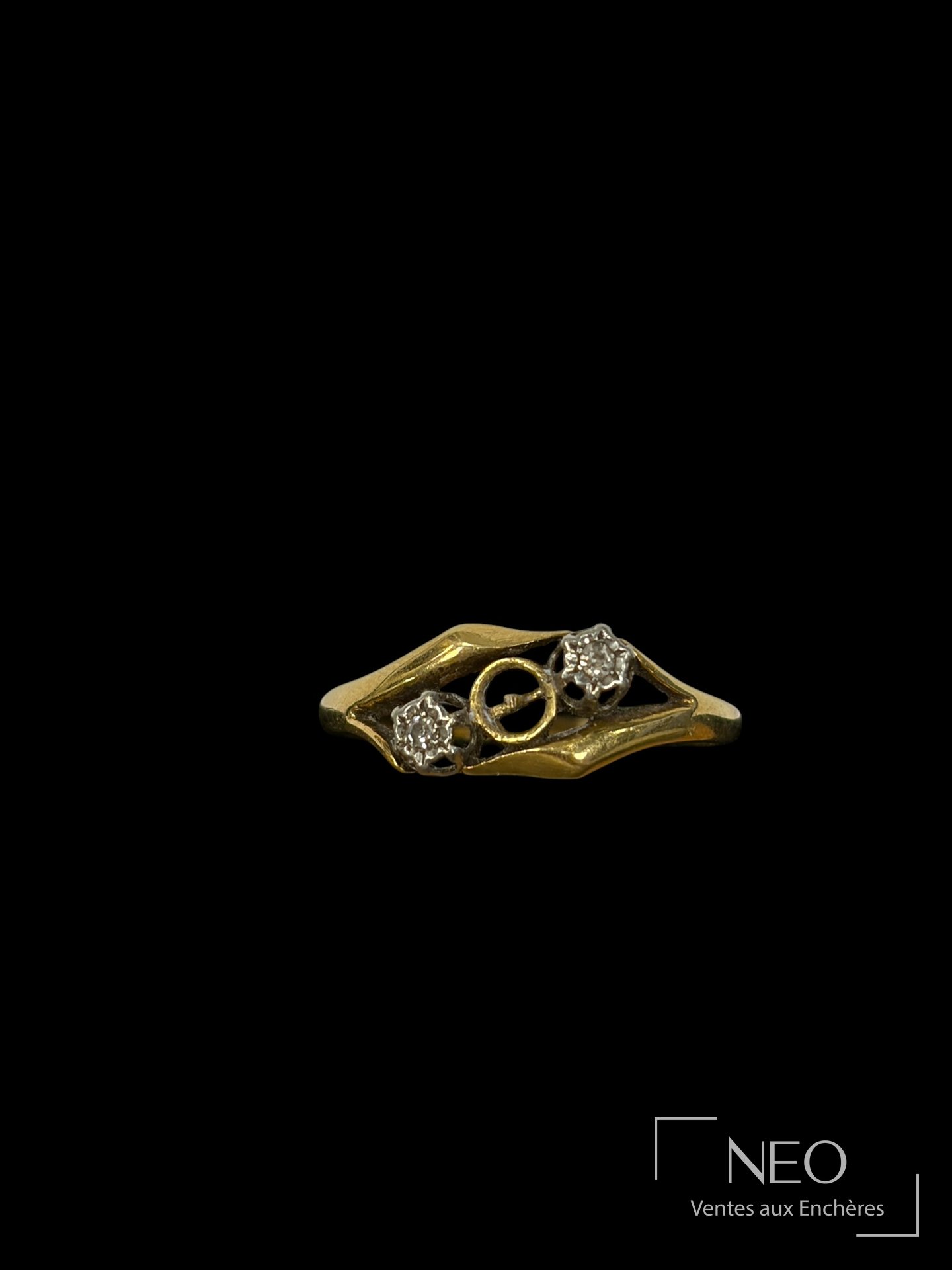 Bague en or jaune et gris avec deux petites pierres blanches d'imitation