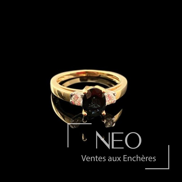 Bague or jaune et gris 18 carats ornée d&rsquo;une pierre bleue