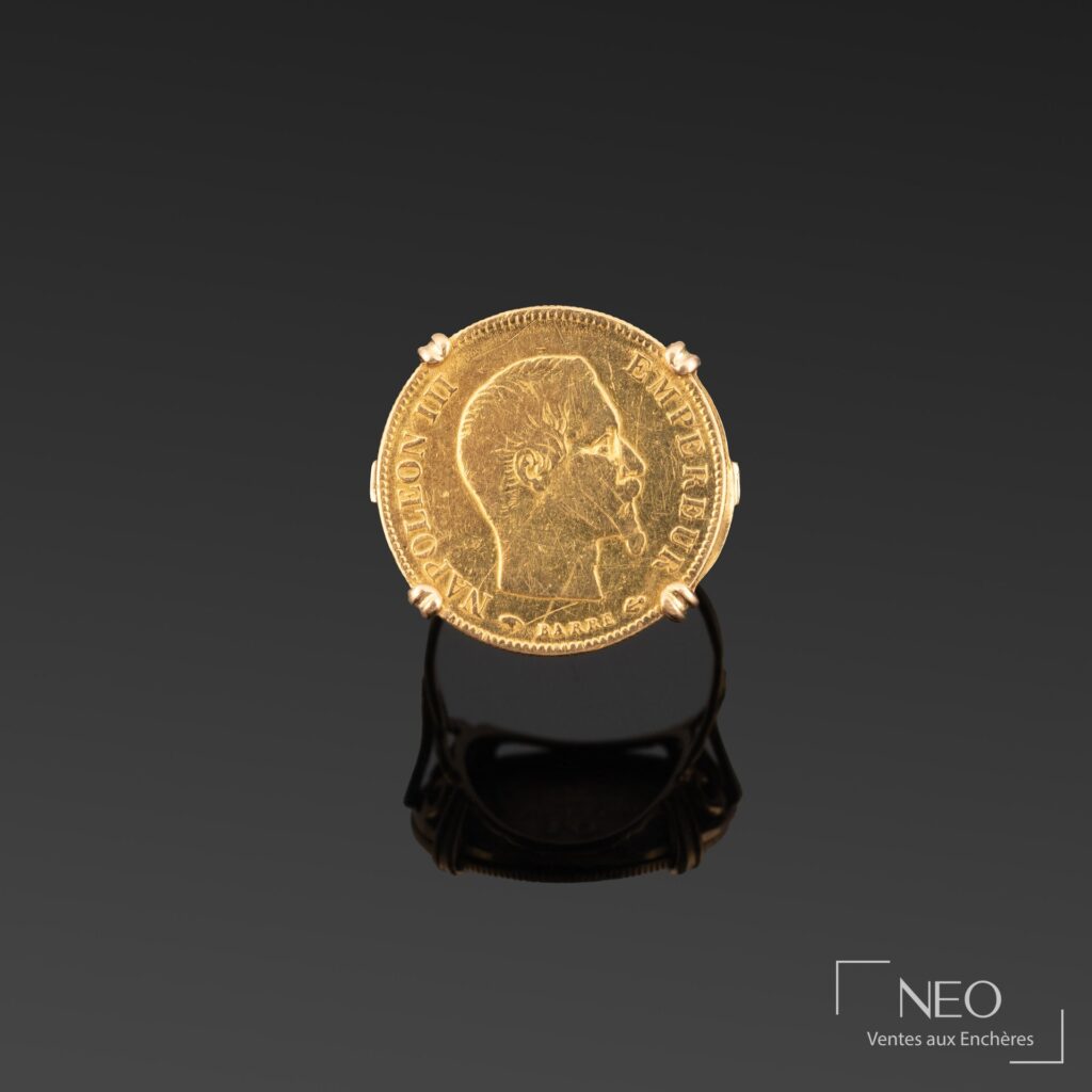 Bague en or jaune sertie d'une pièce de 10 francs or Napoléon III vue de face