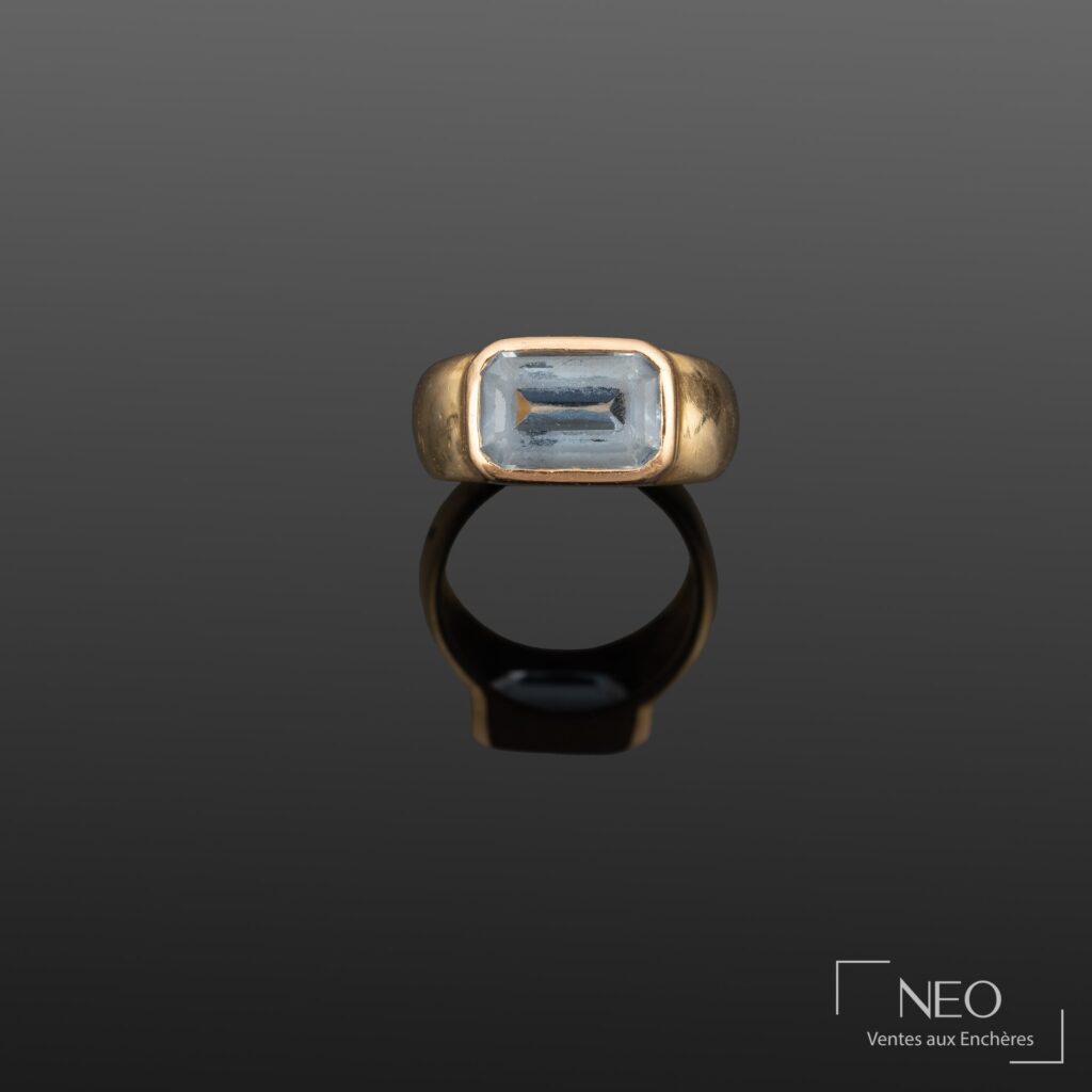 Bague en or jaune avec pierre bleue rectangulaire montée en serti clos