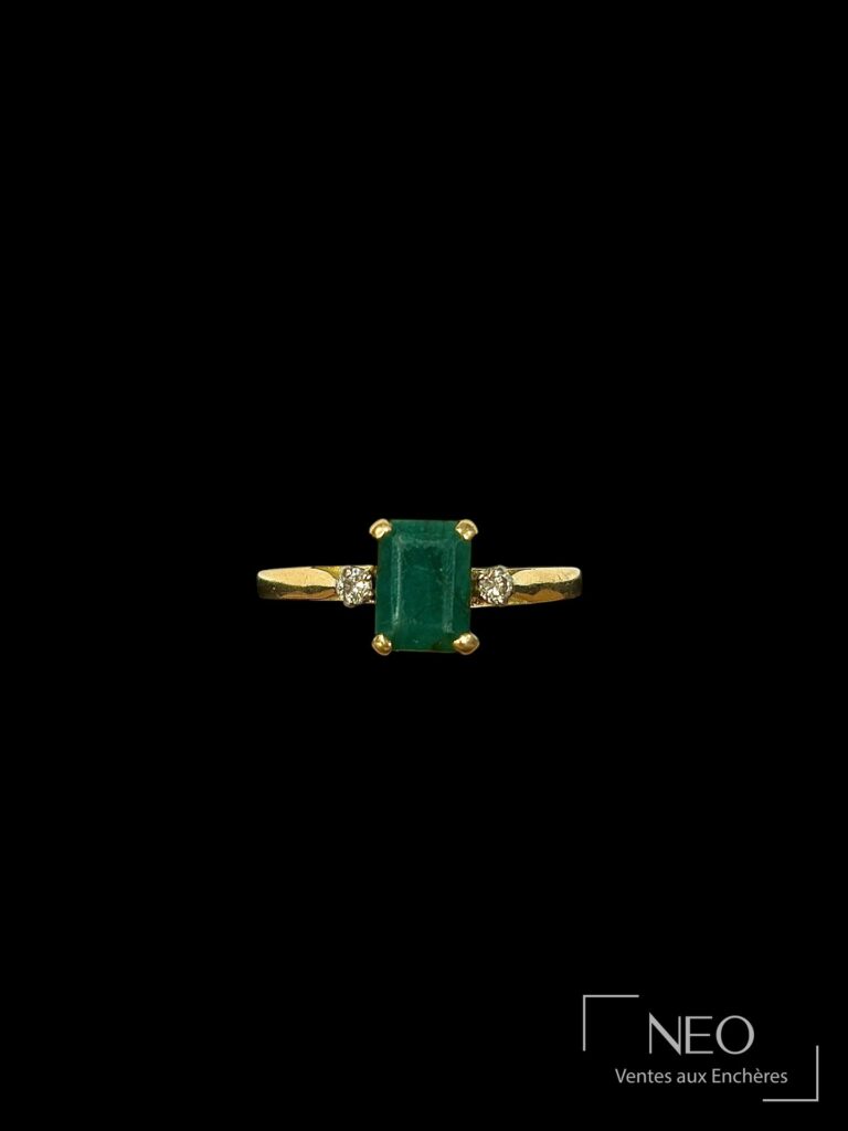 Bague en or jaune avec pierre verte centrale et deux petits diamants latéraux