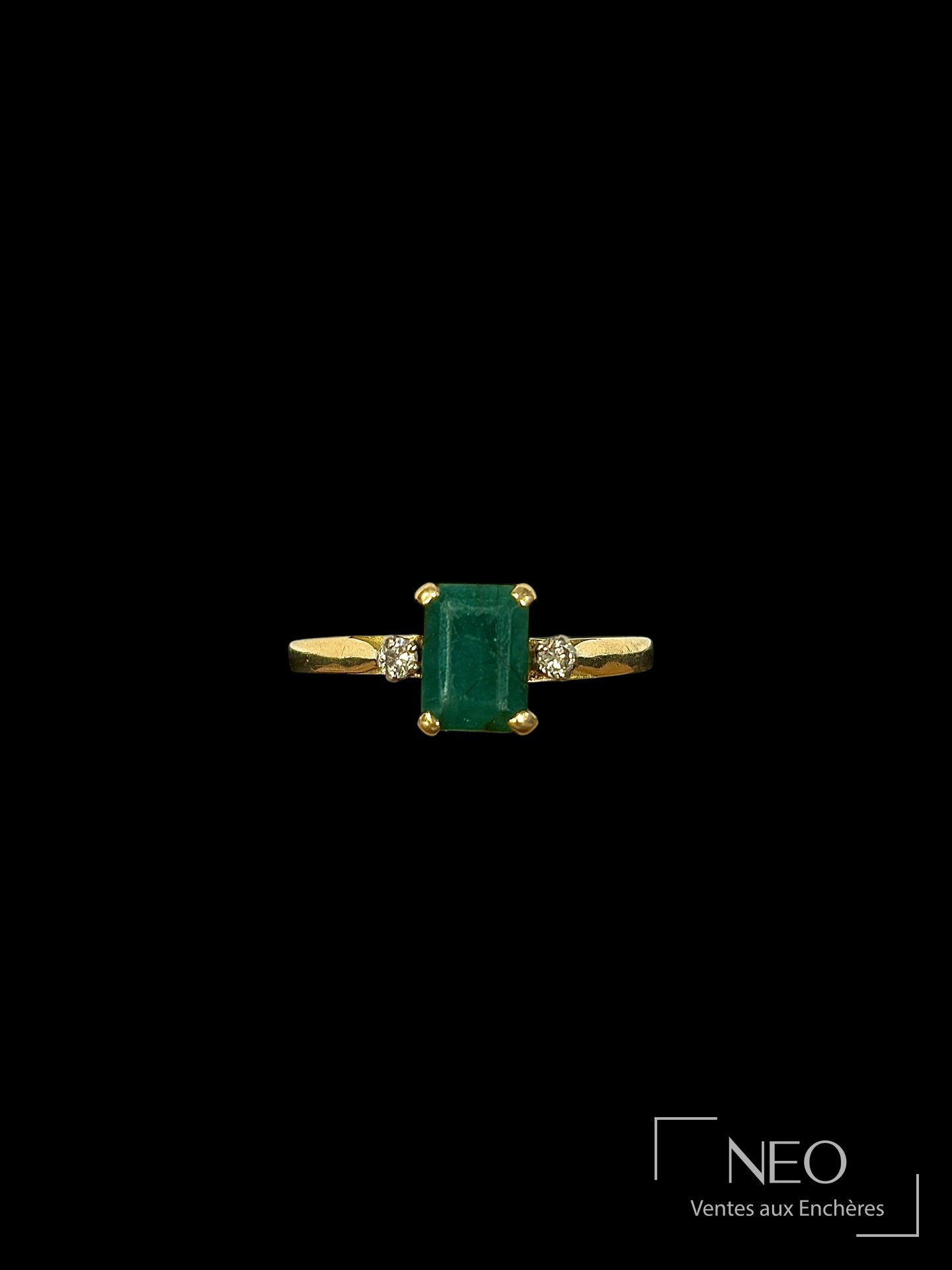 Bague en or jaune 18K avec pierre verte taille émeraude et diamants