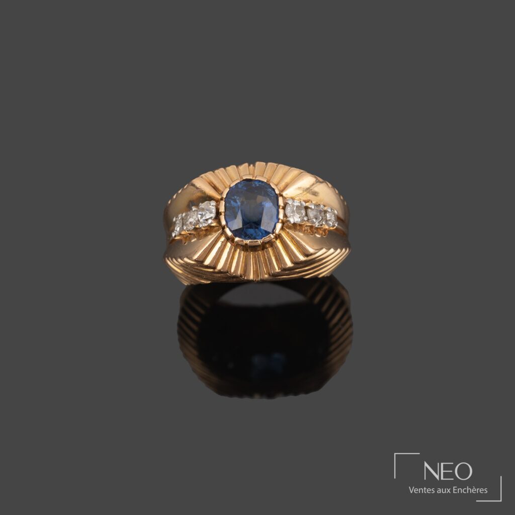 Bague en or jaune avec pierre bleue centrale et diamants de part et d'autre