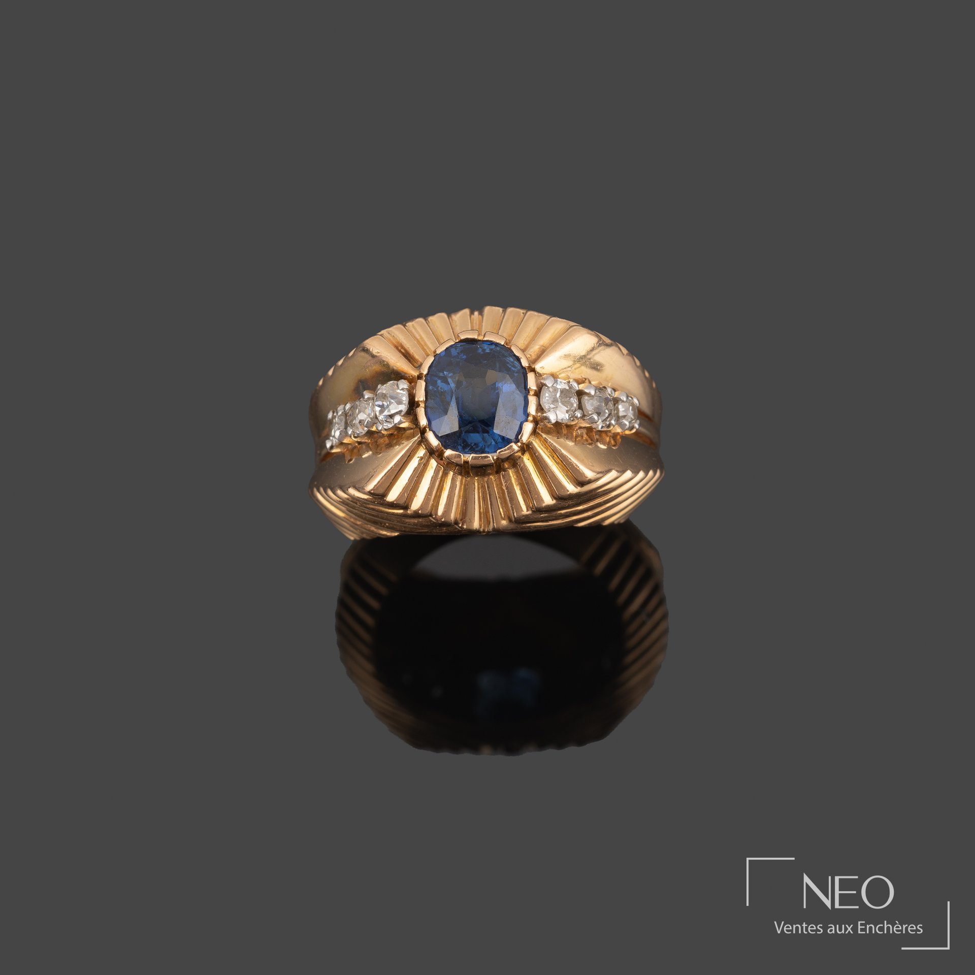 Bague en or jaune avec pierre bleue centrale et diamants de part et d'autre