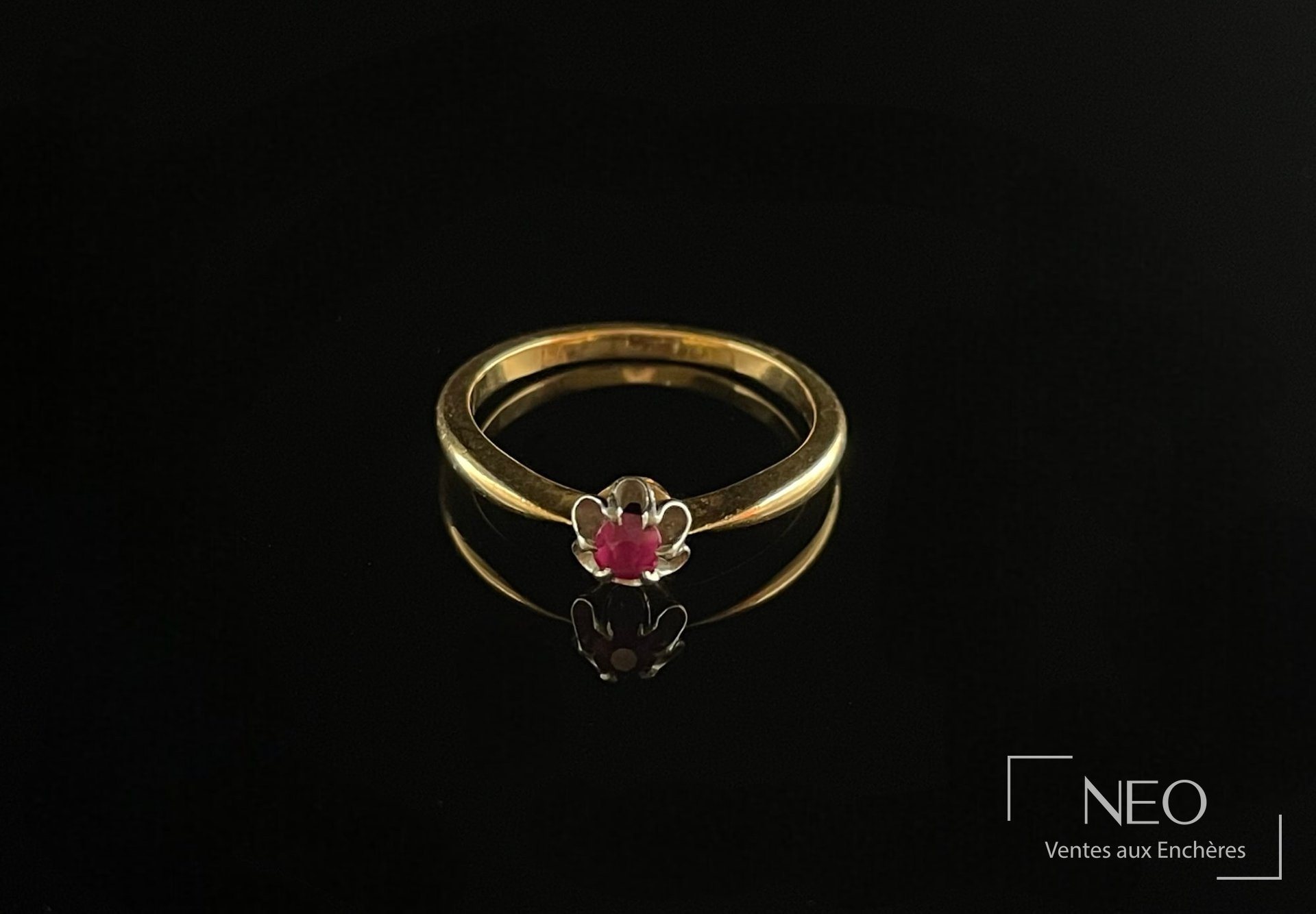 Bague en or jaune 18 carats et platine, ornée d’une pierre rouge