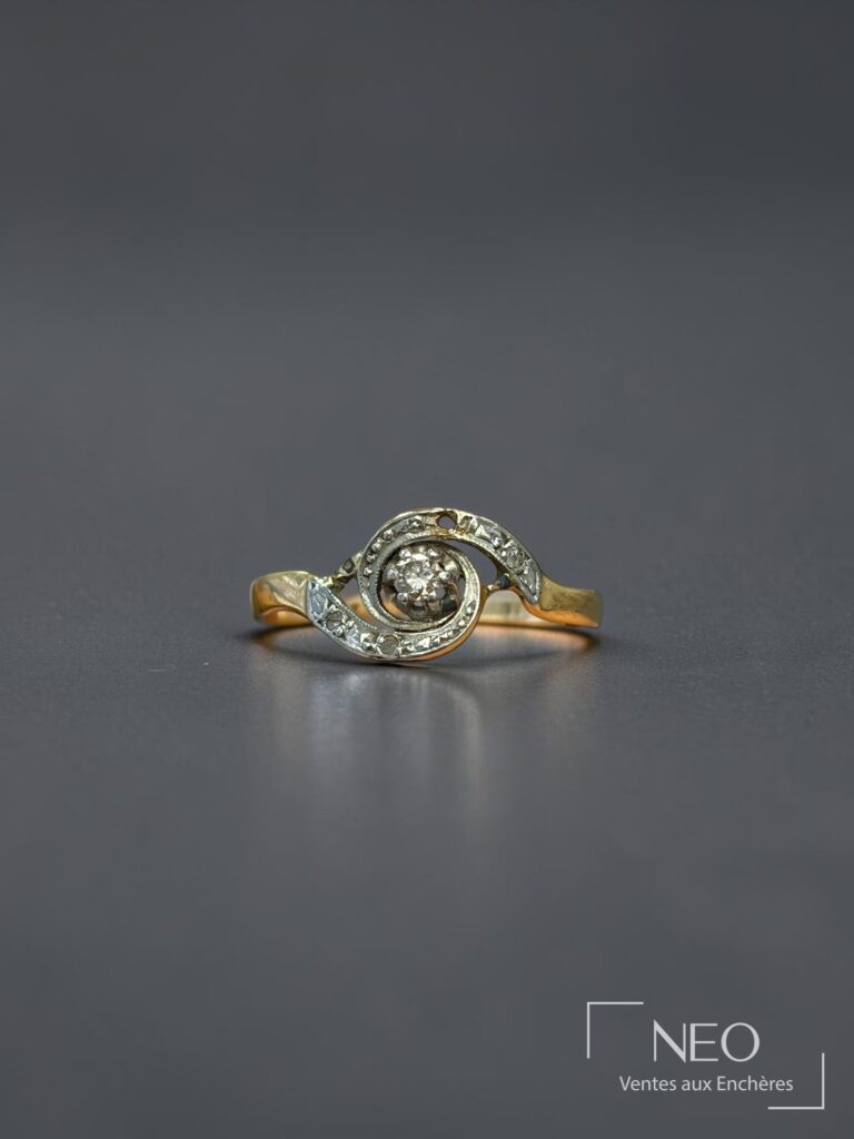 Bague en or jaune et platine avec plateau tourbillon et petit diamant central
