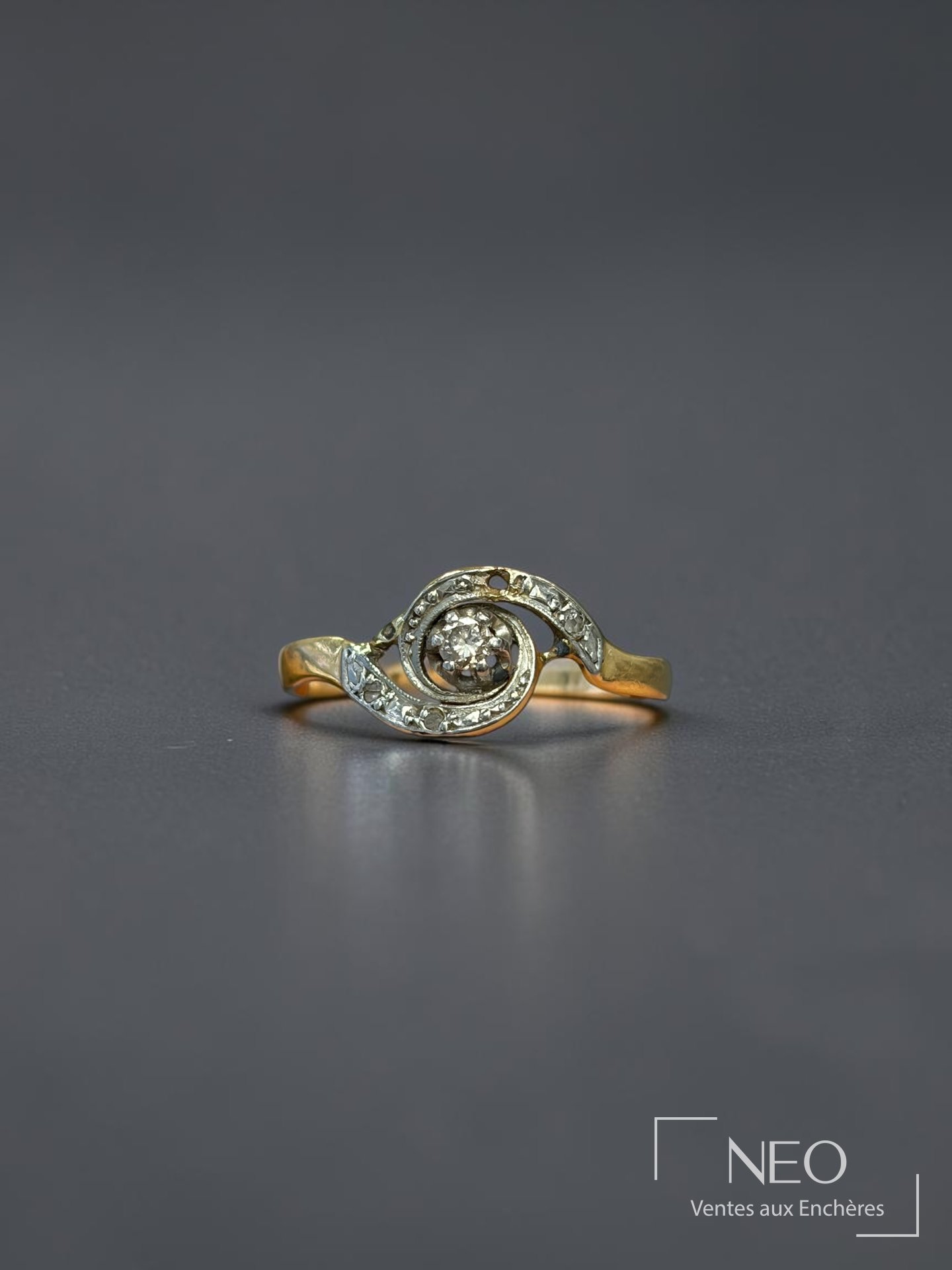 Bague en or jaune et platine avec plateau tourbillon et petit diamant central