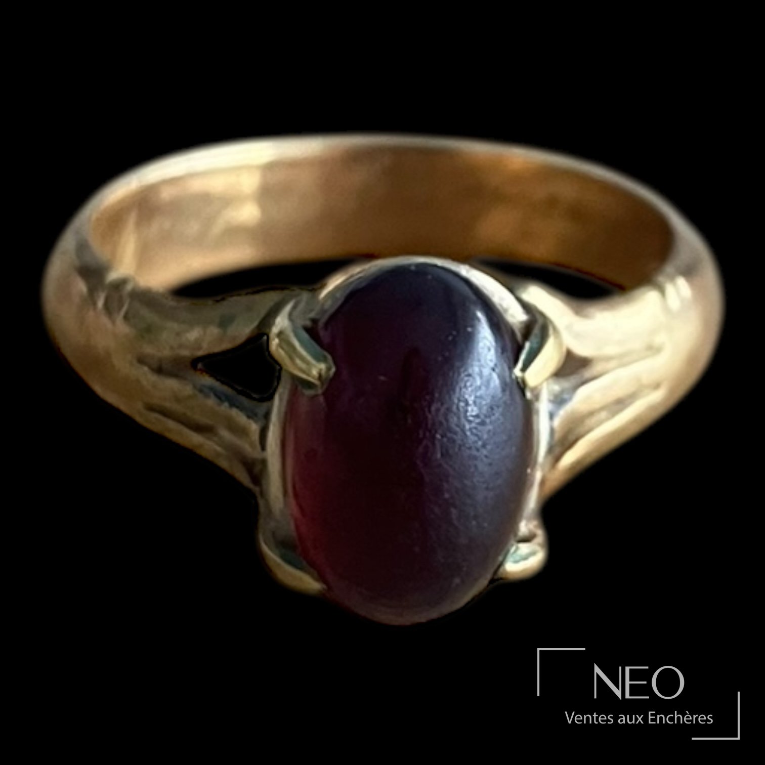 Bague en or jaune avec cabochon rouge vu de face