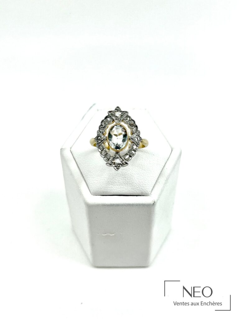 Bague en or jaune et platine avec aigue-marine ovale et entourage de diamants