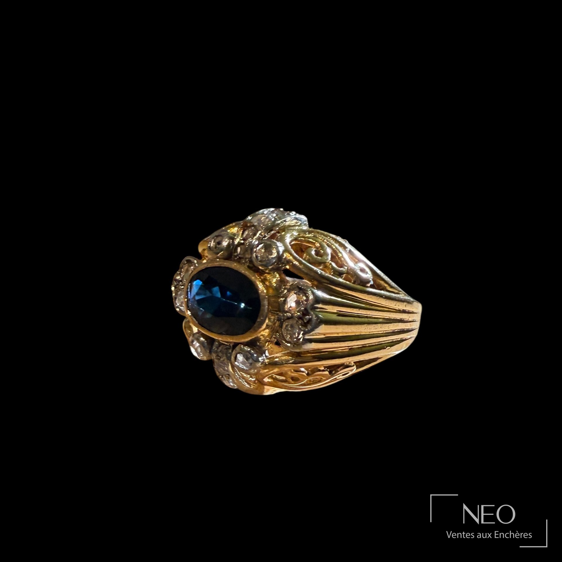 Bague en or jaune 18 carats et platine, saphir et diamants, travail français fin 1950