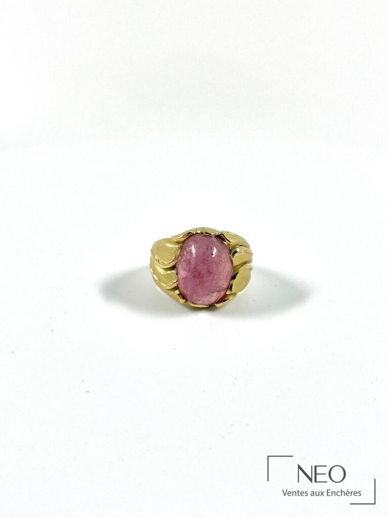 Bague en or jaune ornée d’un cabochon ovale en quartz rose