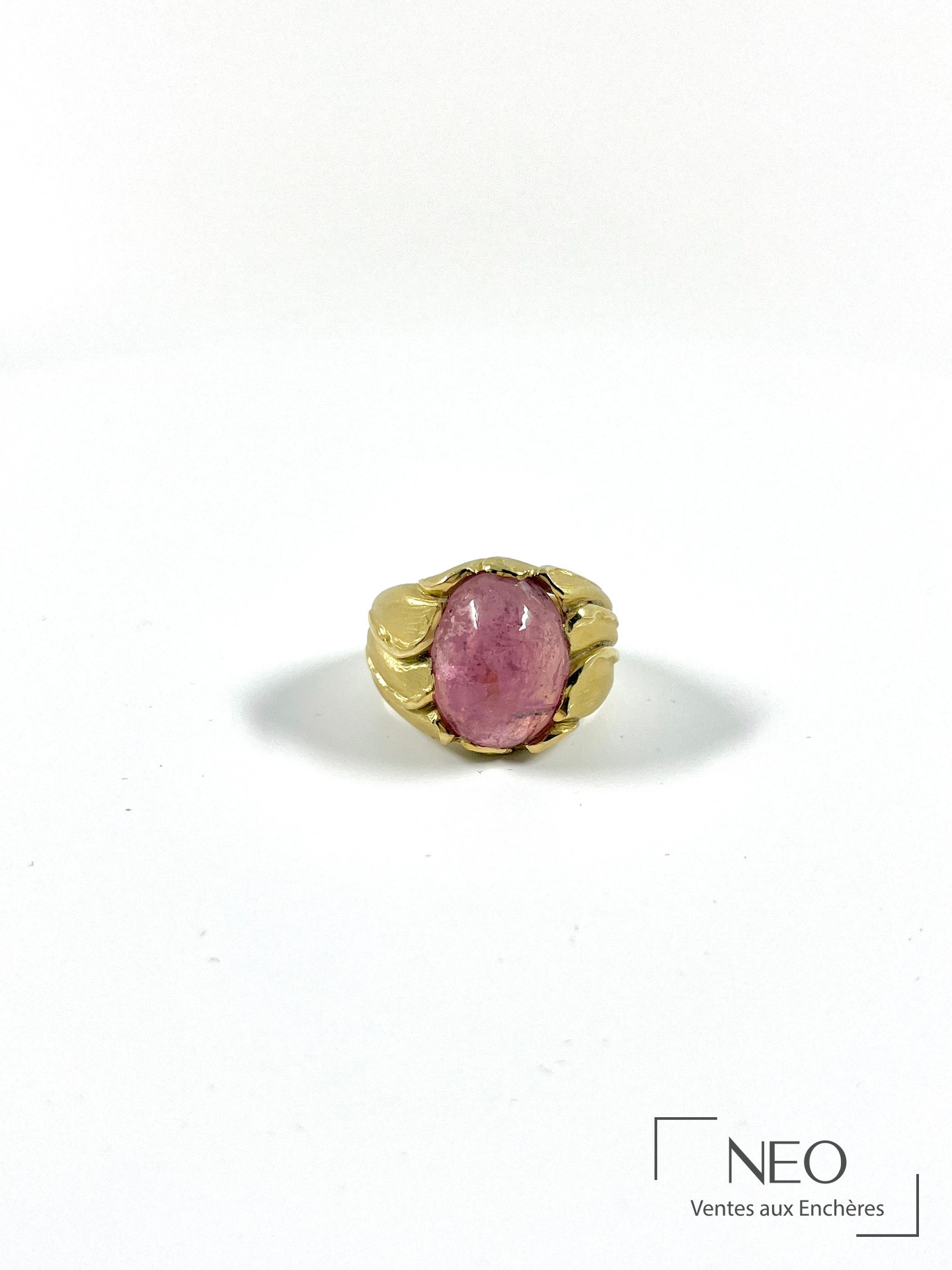 Bague en or jaune 18 carats à quartz rose et feuillage stylisé