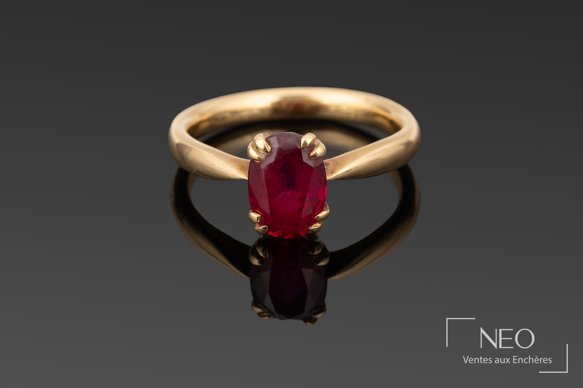 Bague en or jaune 18 carats avec rubis ovale