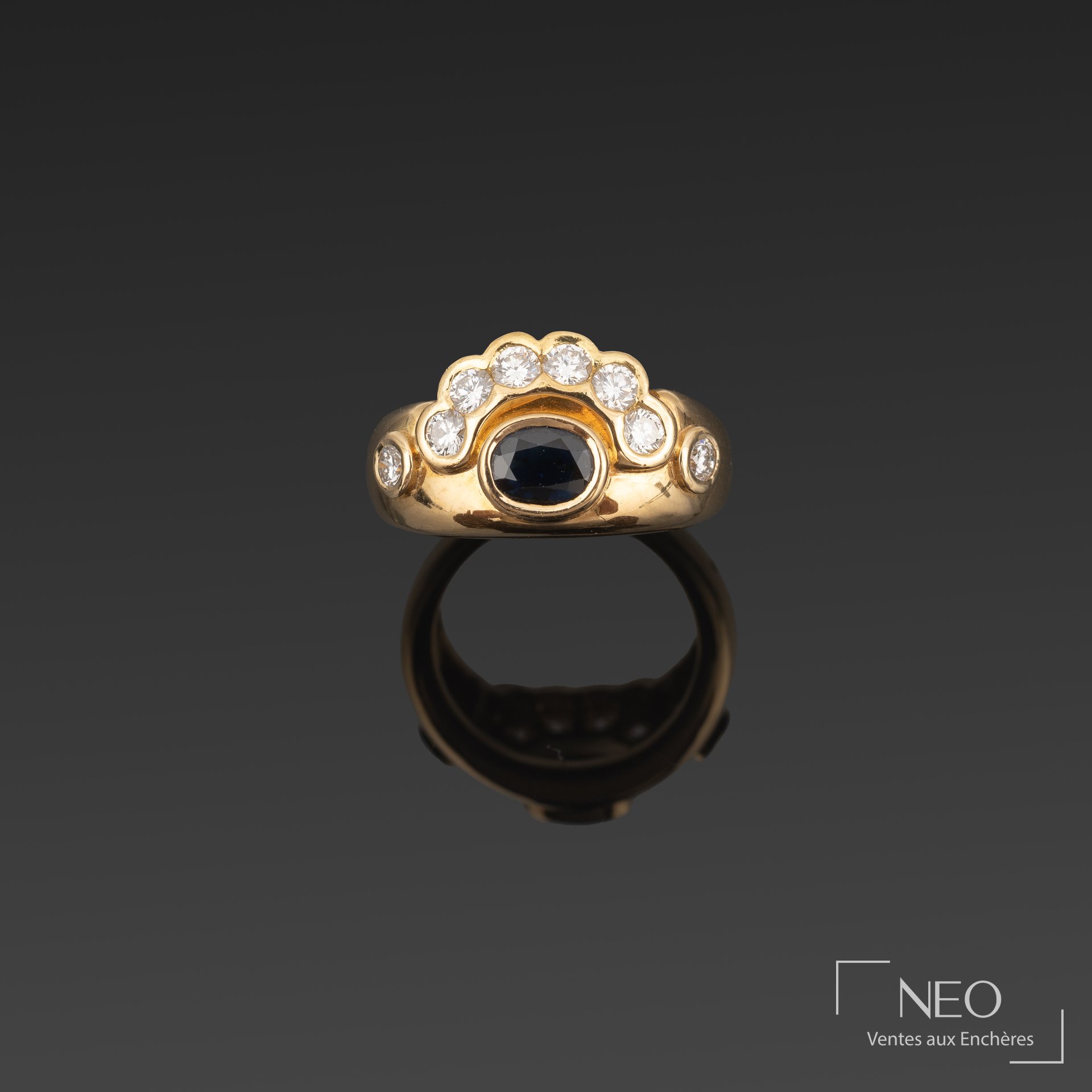 Bague en or jaune avec saphir central et couronne de diamants