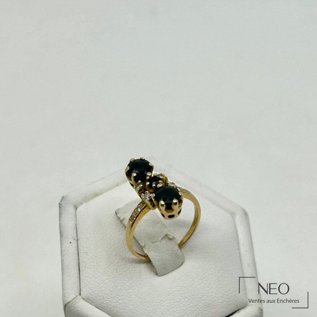Bague en or jaune avec deux saphirs et des diamants