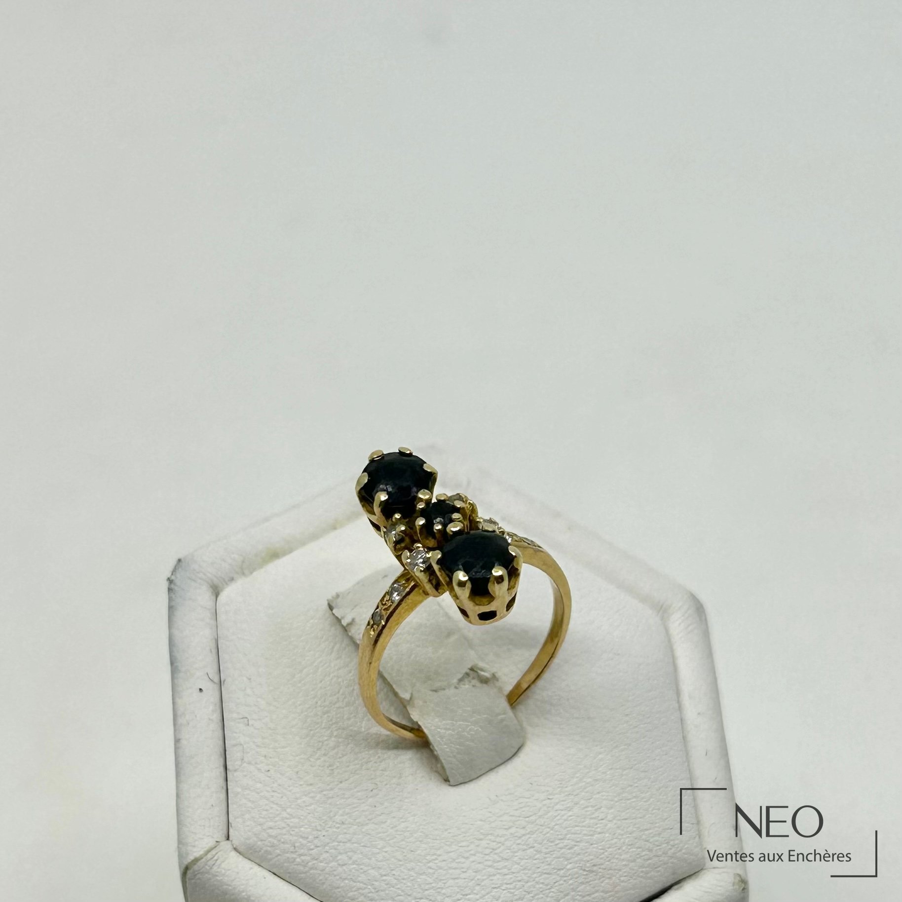 Bague en or jaune avec deux saphirs et des diamants