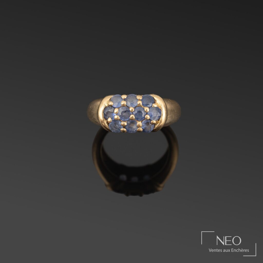 Bague en or jaune sertie de saphirs bleus
