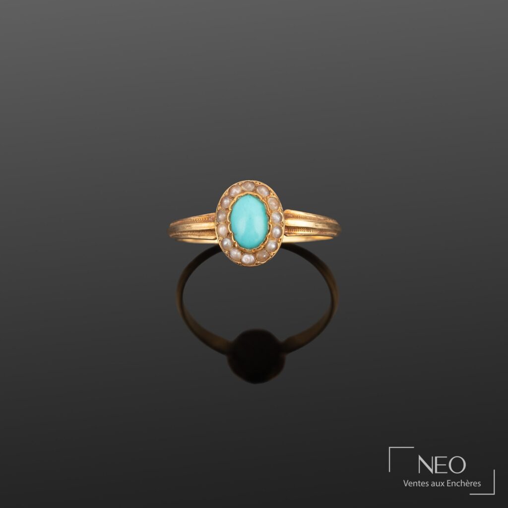 Bague en or jaune avec turquoise ovale et entourage de petites perles blanches