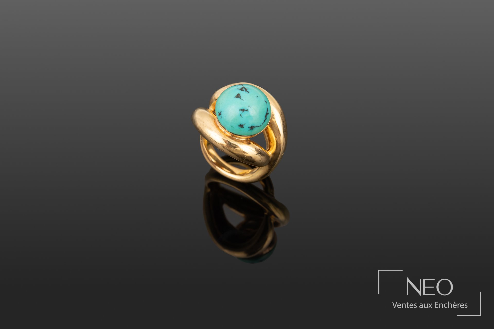 Bague en or jaune à double anneaux croisés avec cabochon turquoise central
