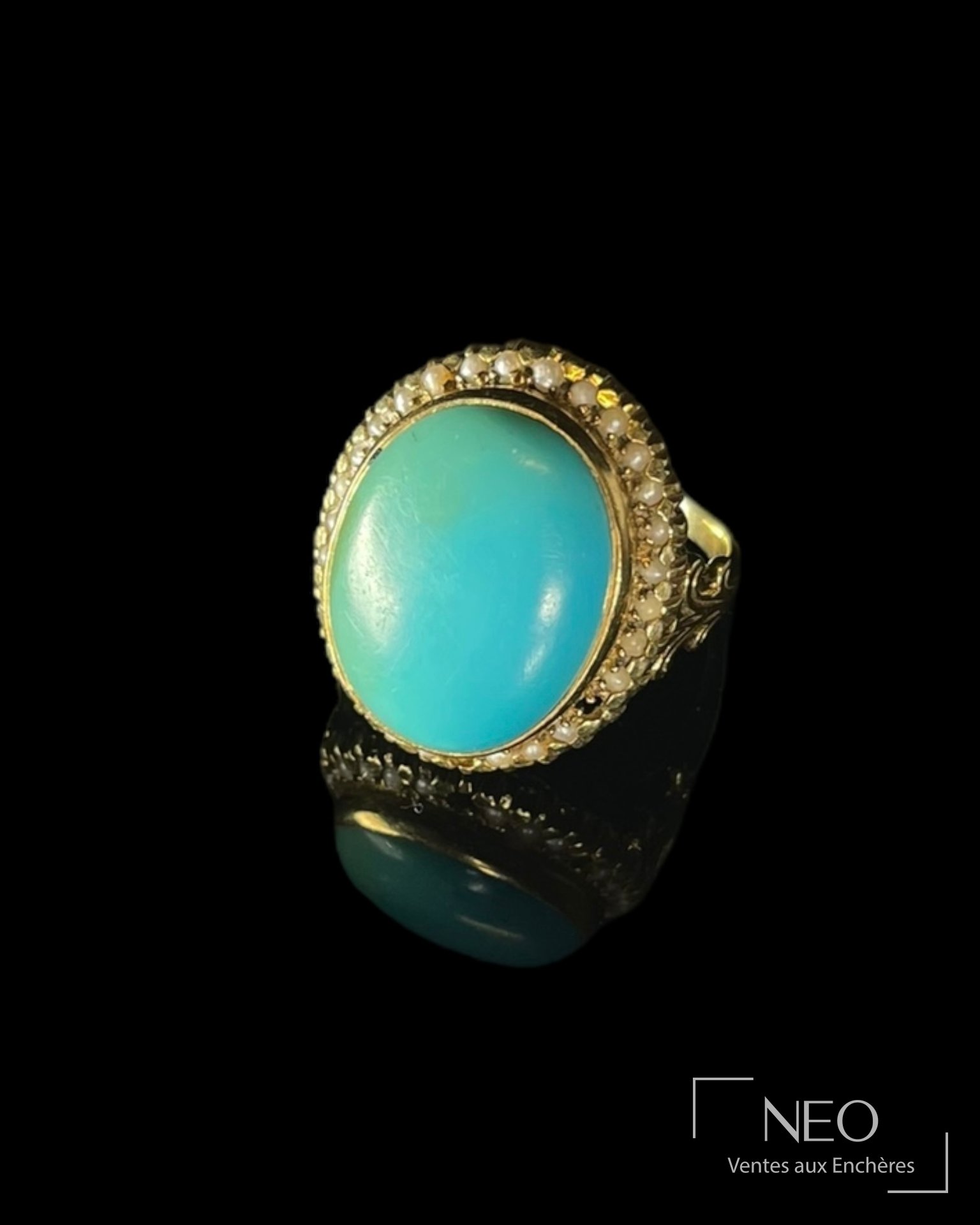 Bague en or jaune 18 carats sertie d&rsquo;un cabochon turquoise et de perles de culture