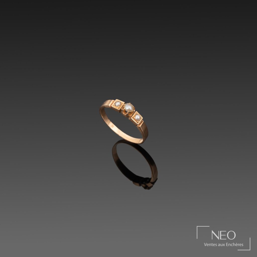 Bague en or rose ornée de trois petites perles blanches