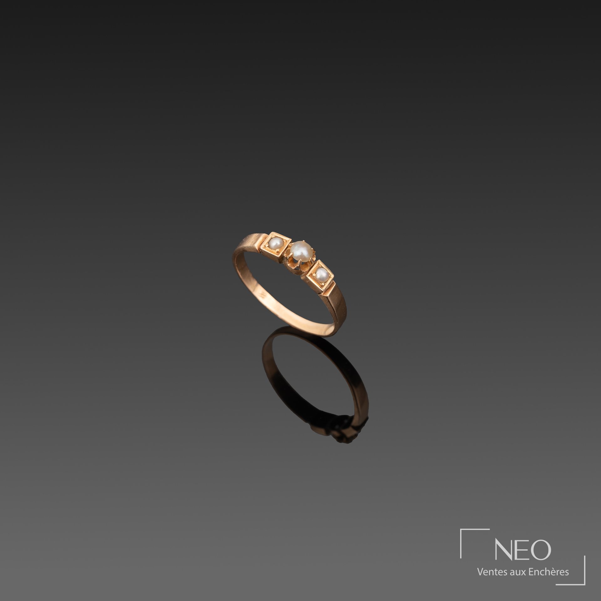 Bague en or rose ornée de trois petites perles blanches