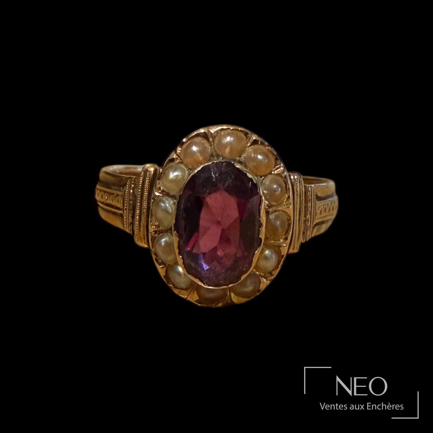 Bague en or rose 18K sertie d’une pierre violette et de perles blanches