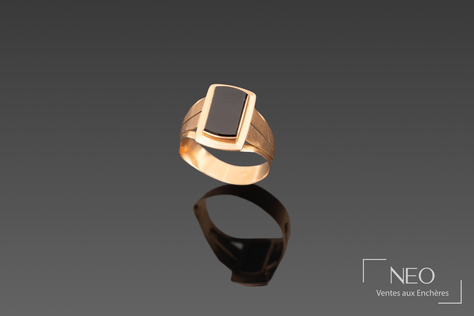 Bague en or rose avec pierre noire rectangulaire au centre