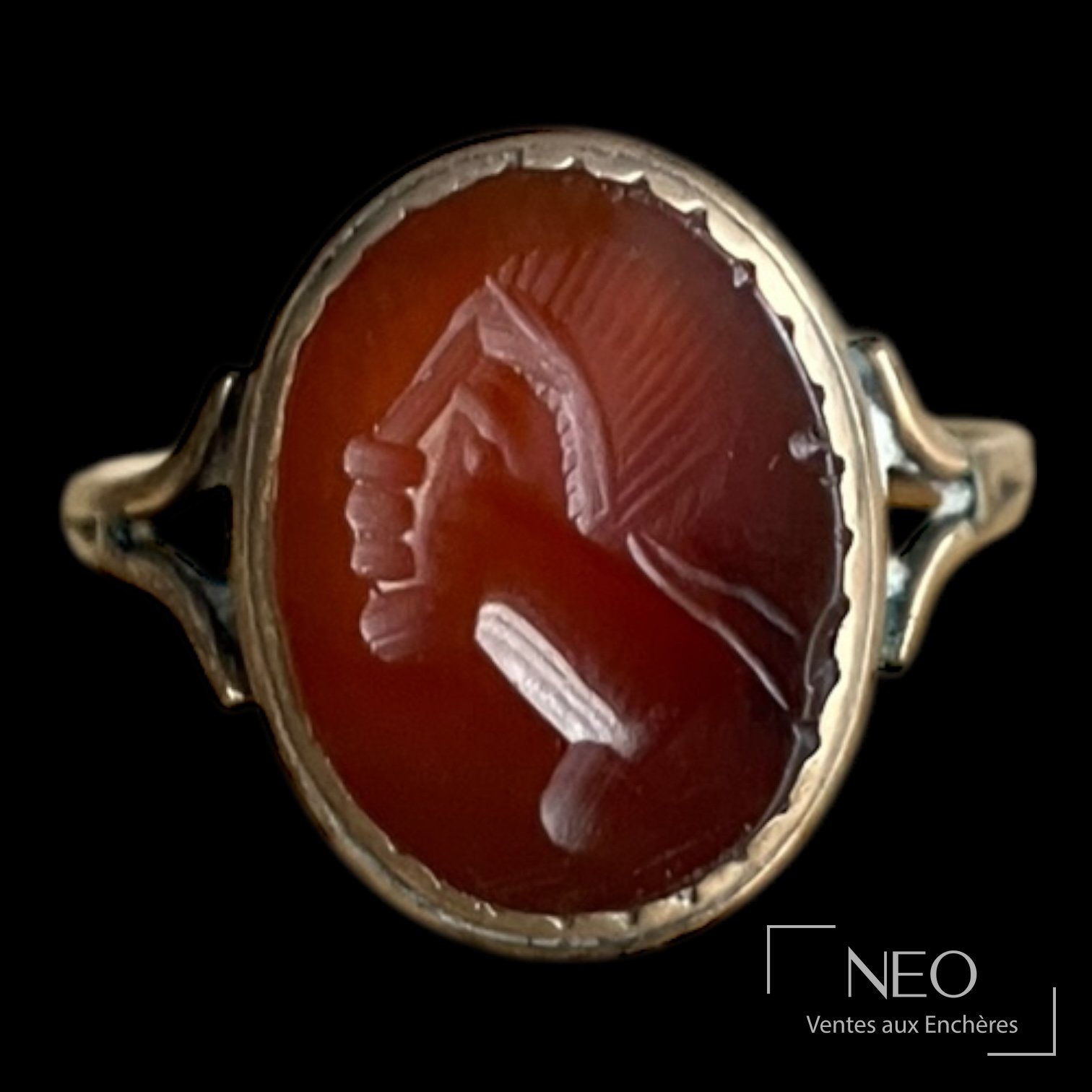 Bague en or rose avec intaille ovale en cornaline gravée d’un profil
