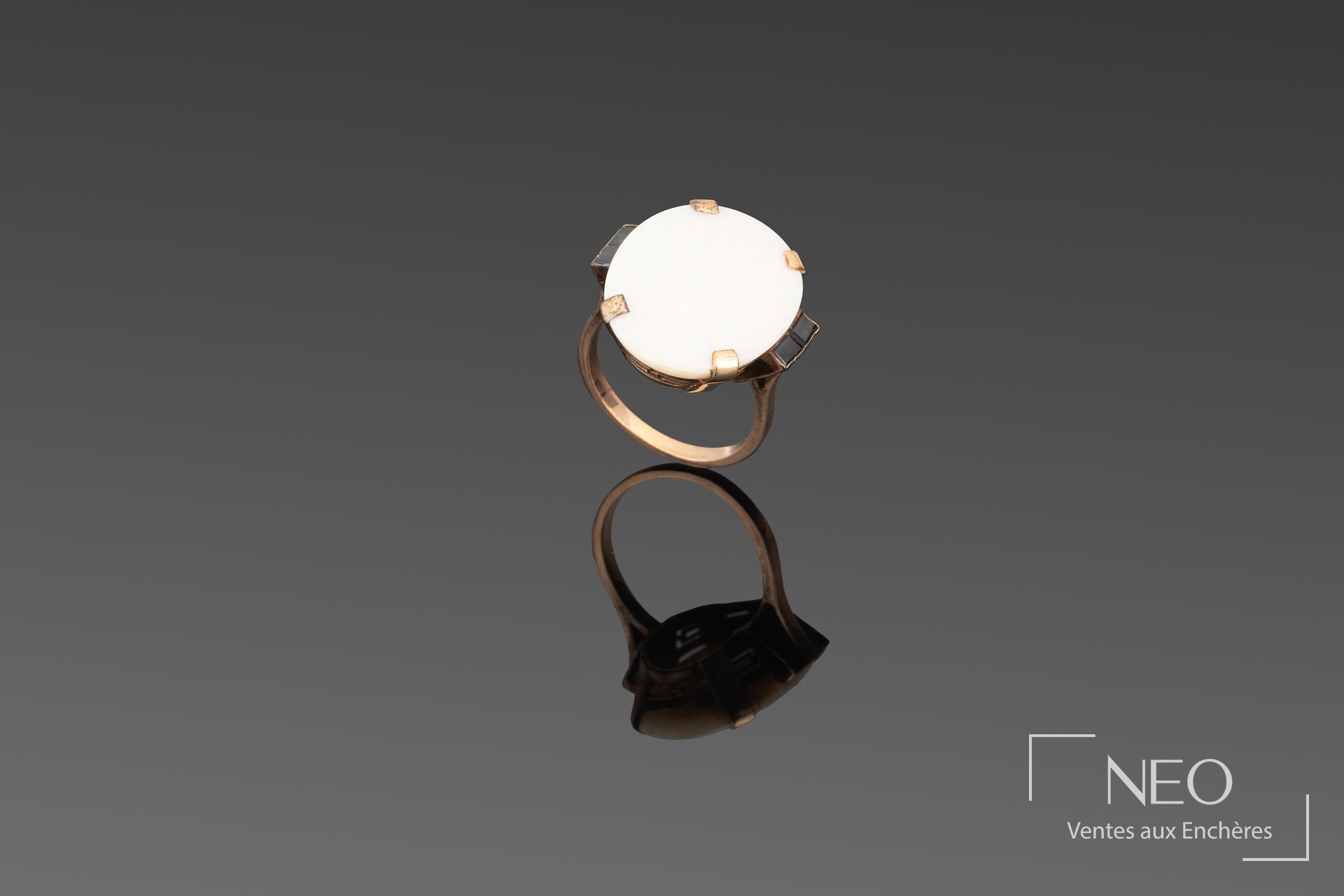 Bague en or rose avec opale ovale et petites pierres bleues