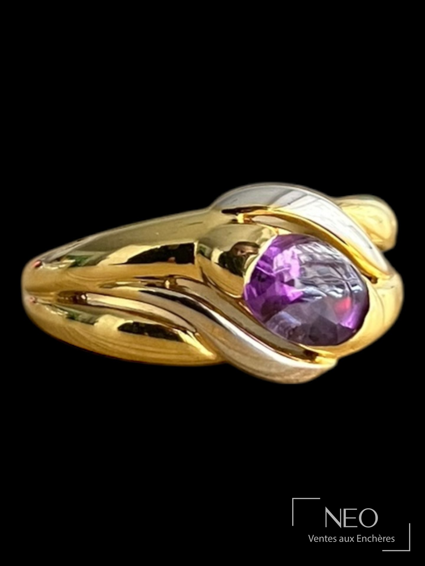 Bague en ors jaune et gris avec cabochon violet