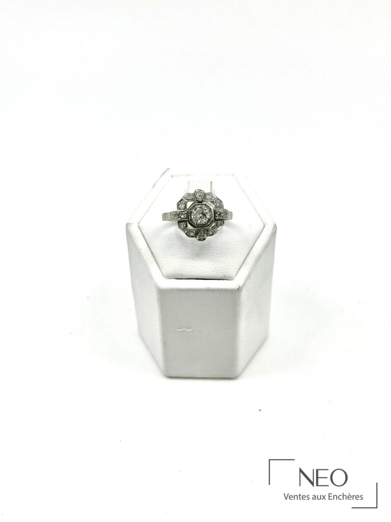 Bague Art Déco en platine avec diamant central et entourage géométrique de diamants