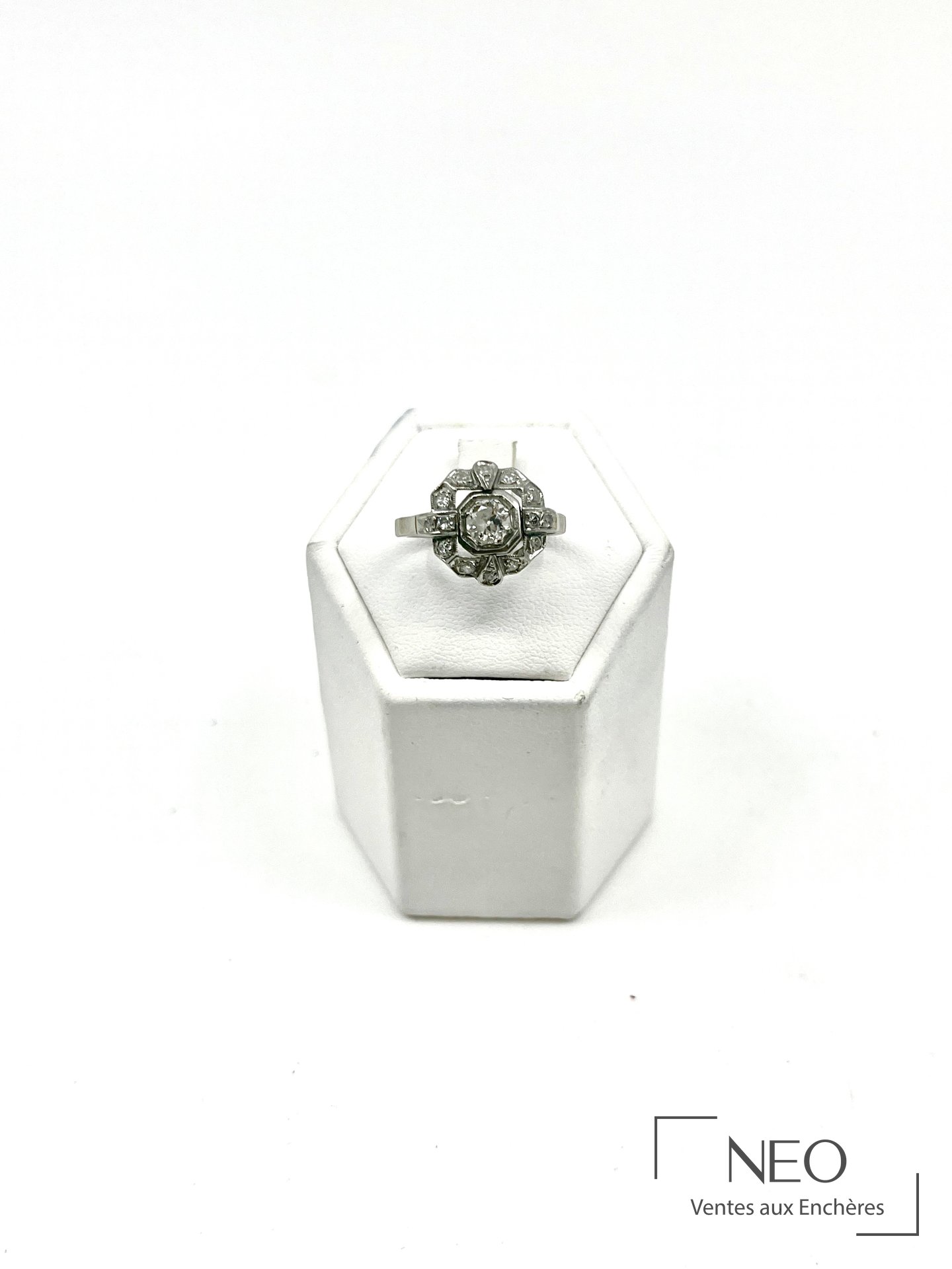 Bague Art Déco en platine sertie de diamants