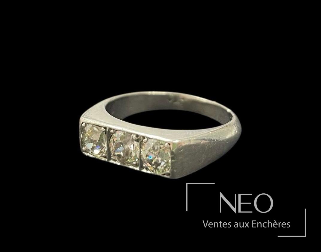 Bague en platine ornée de trois diamants de taille moderne