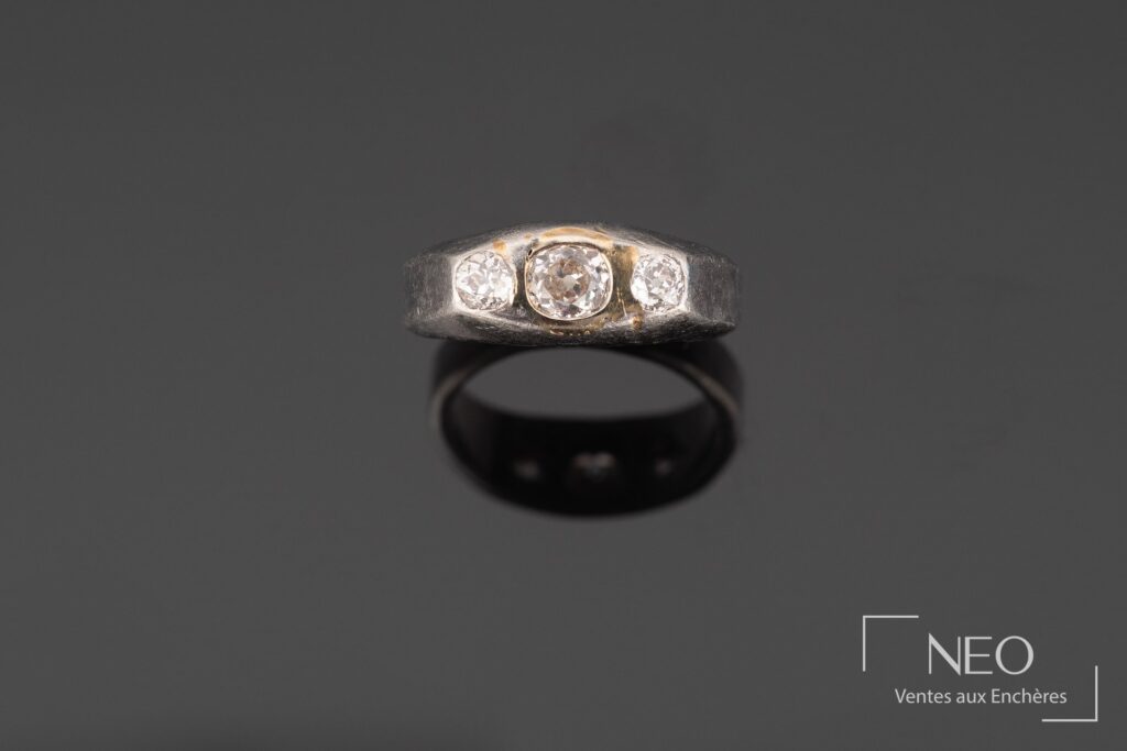 Bague en platine sertie de trois diamants