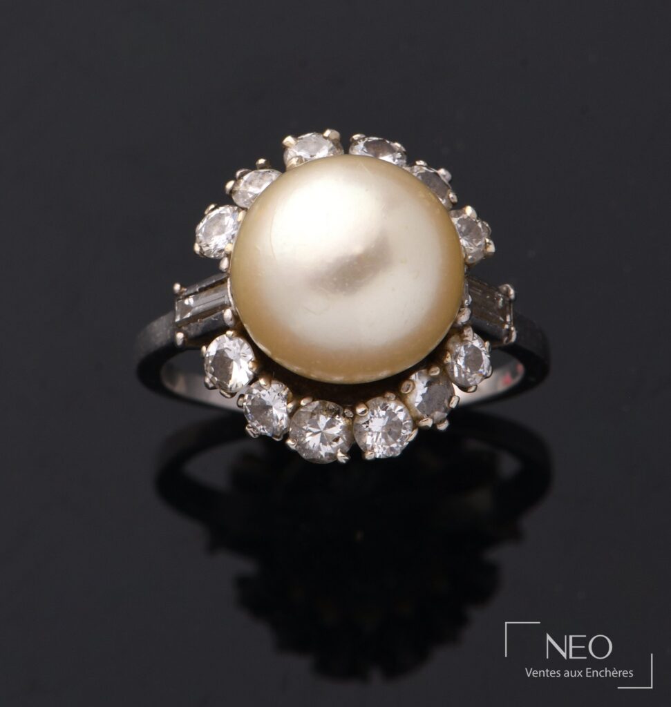 Bague en platine avec perle de culture blanche et entourage de diamants