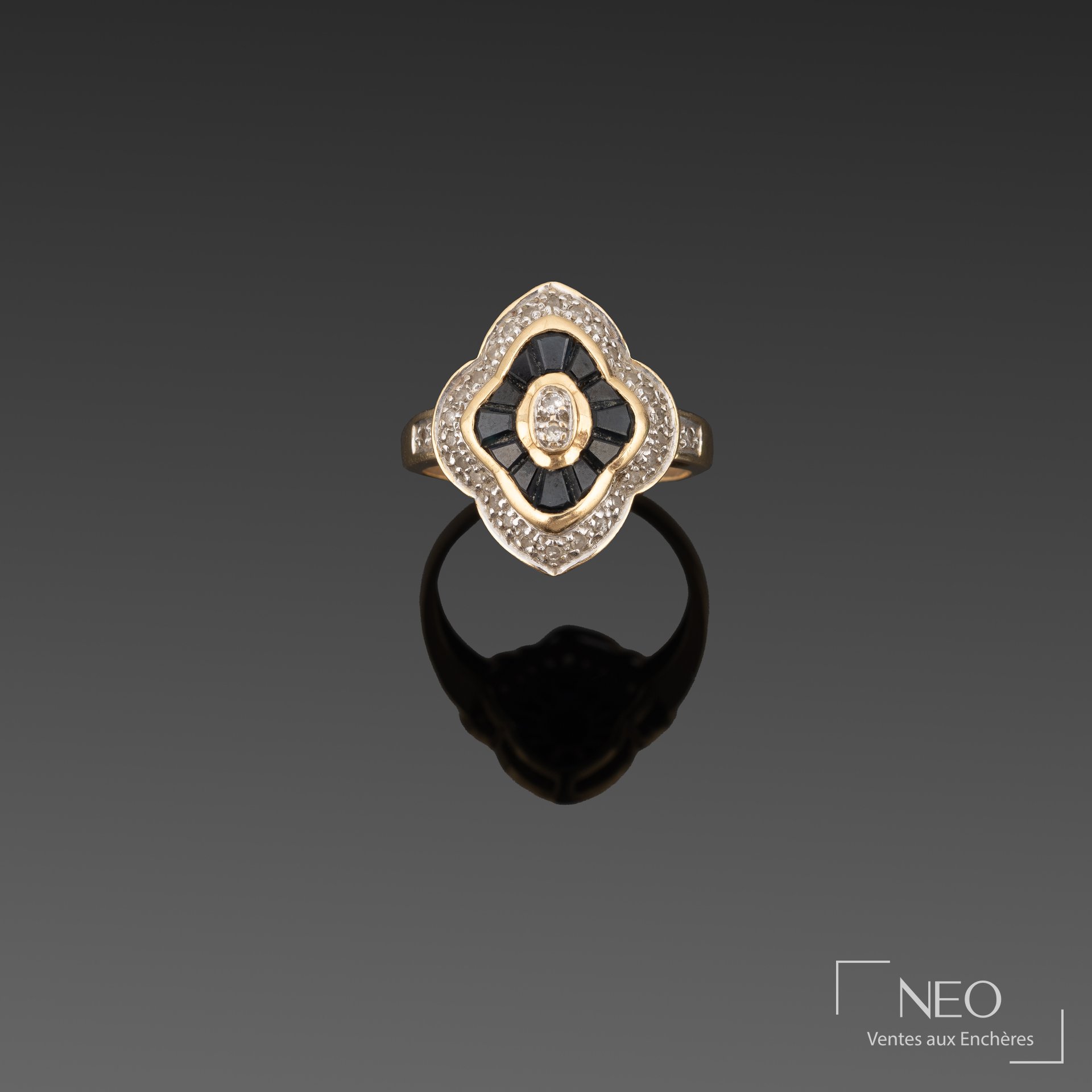 Bague polylobée en or jaune avec diamants et pierres bleues