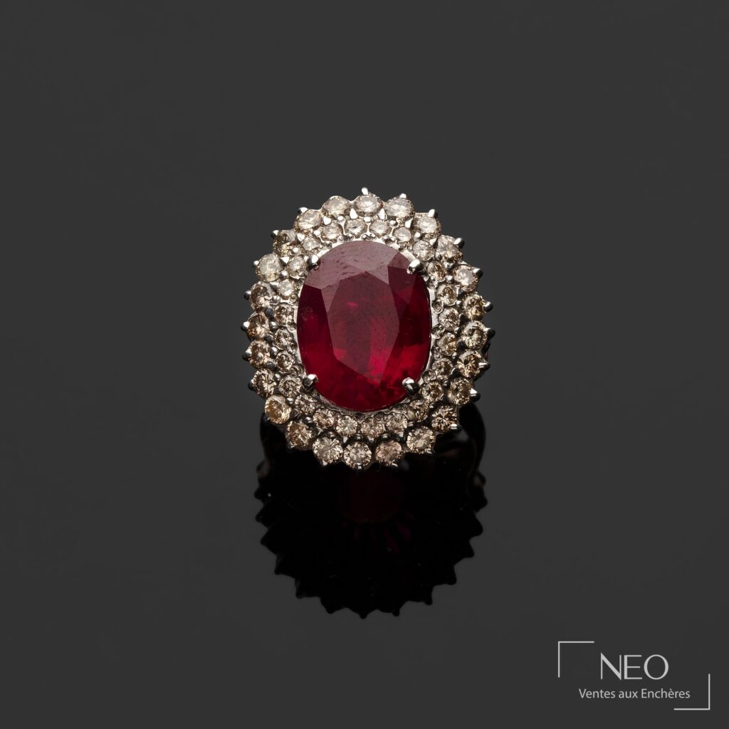 Bague Pompadour centrée d’un rubis ovale entouré de diamants