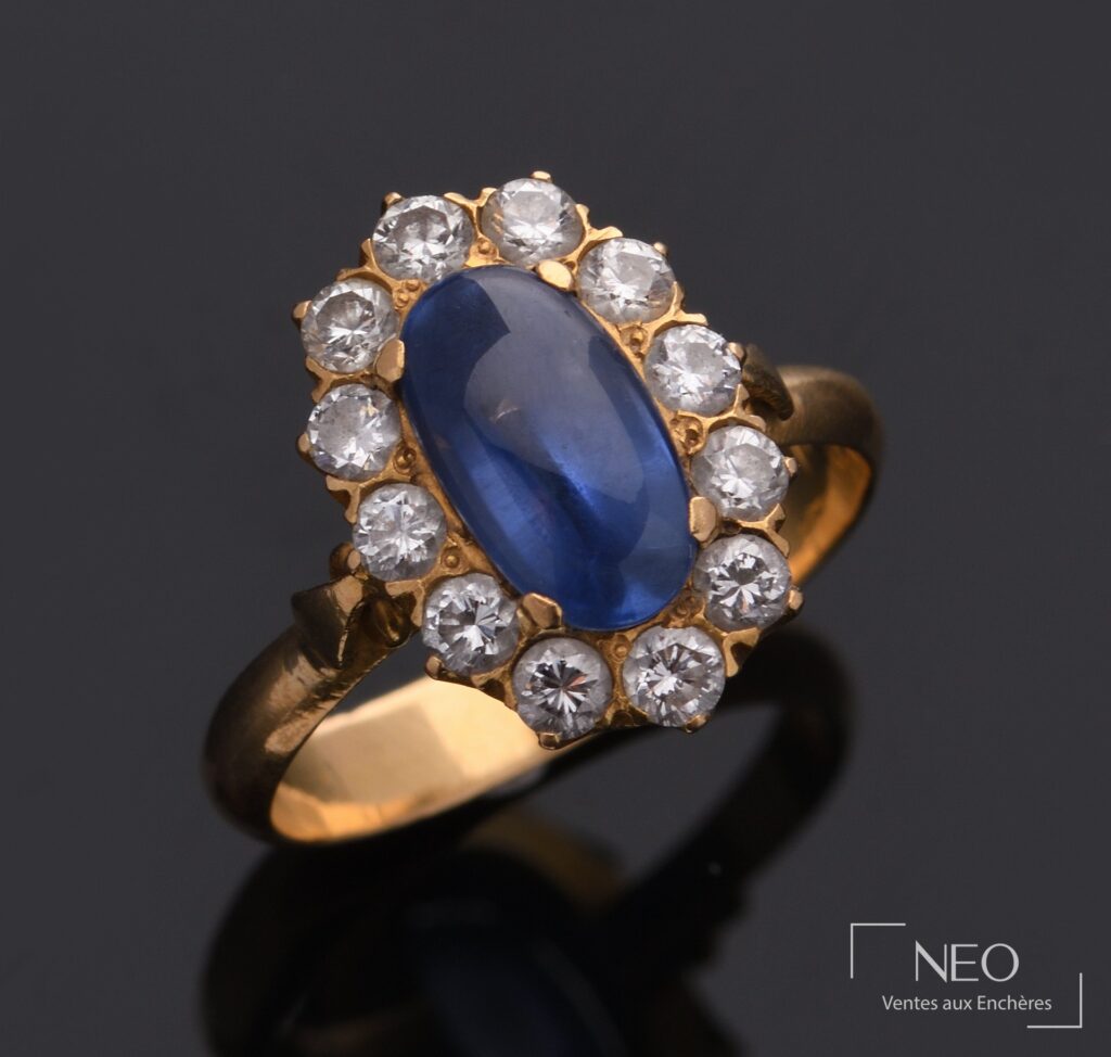 Bague pompadour en or avec cabochon bleu ovale entouré de diamants