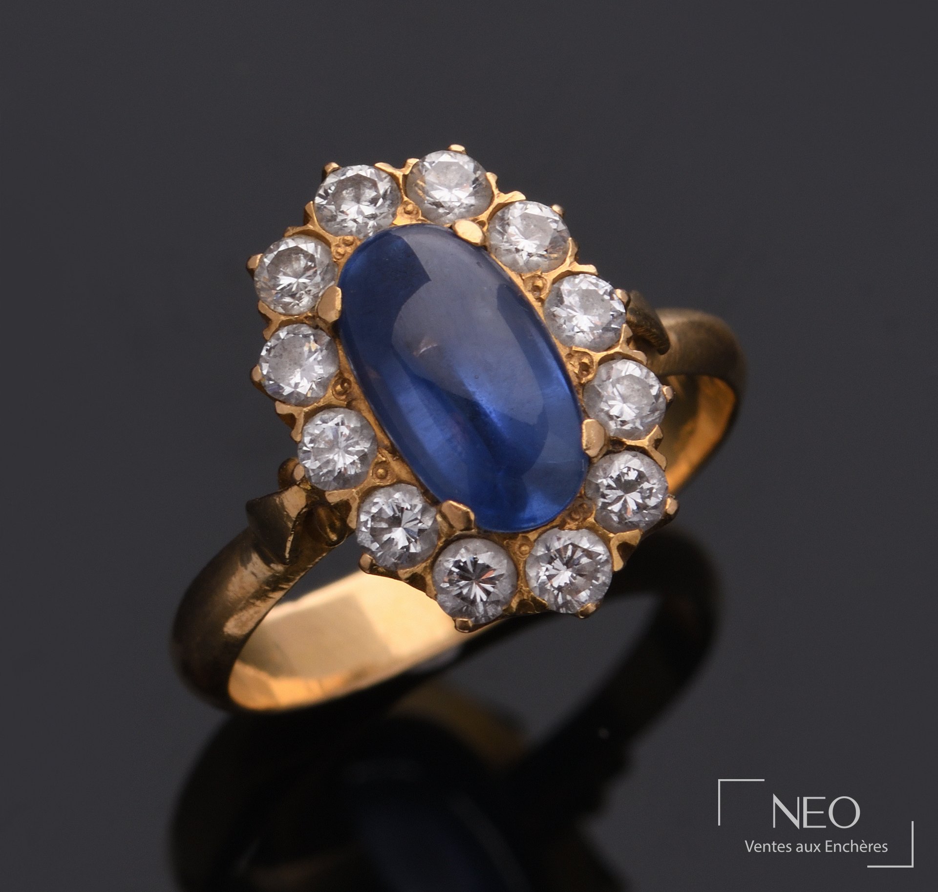 Bague pompadour en or 18 carats ornée d’un cabochon bleu et diamants