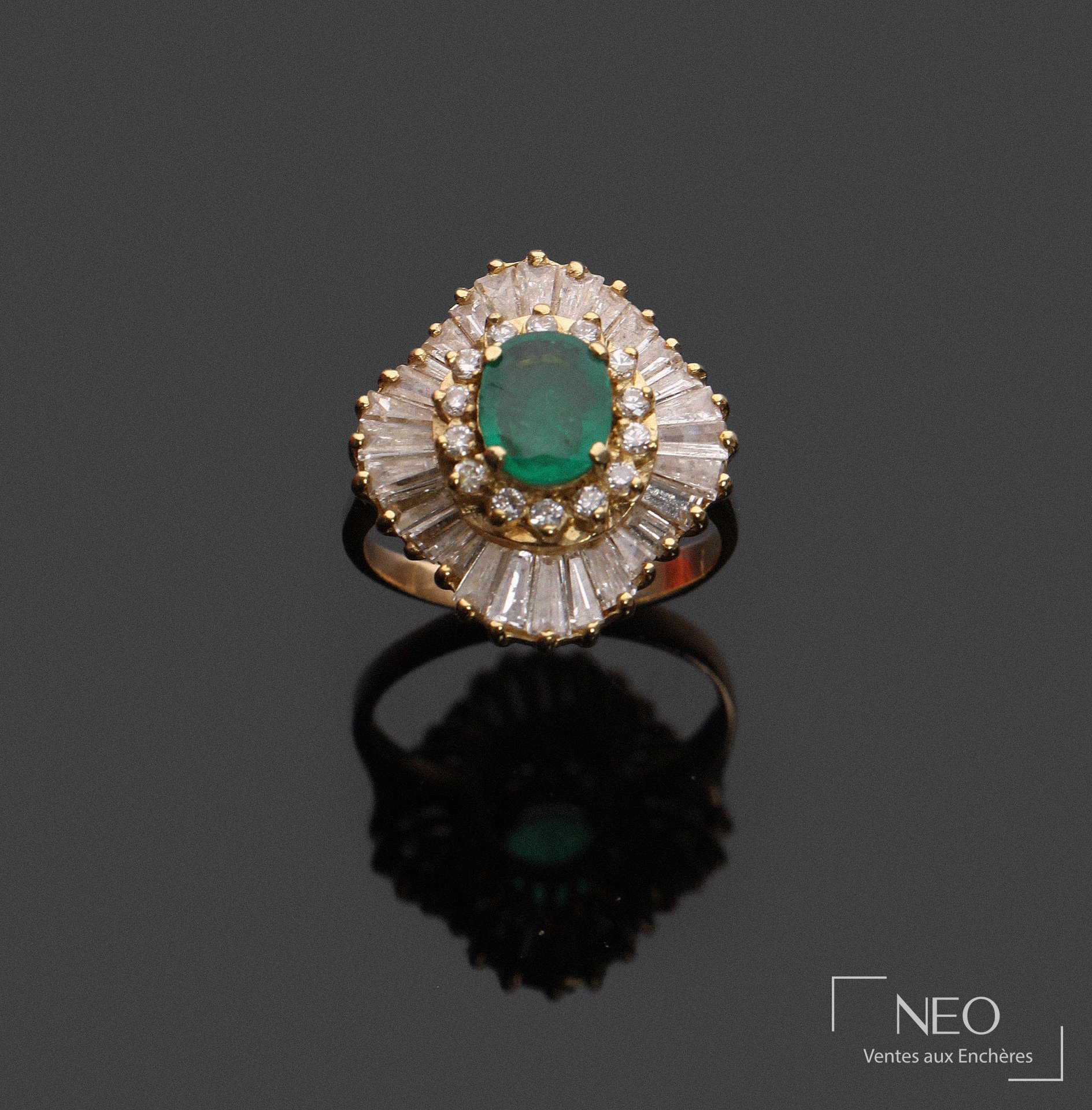 Bague pompadour en or jaune avec pierre verte centrale et entourage de diamants