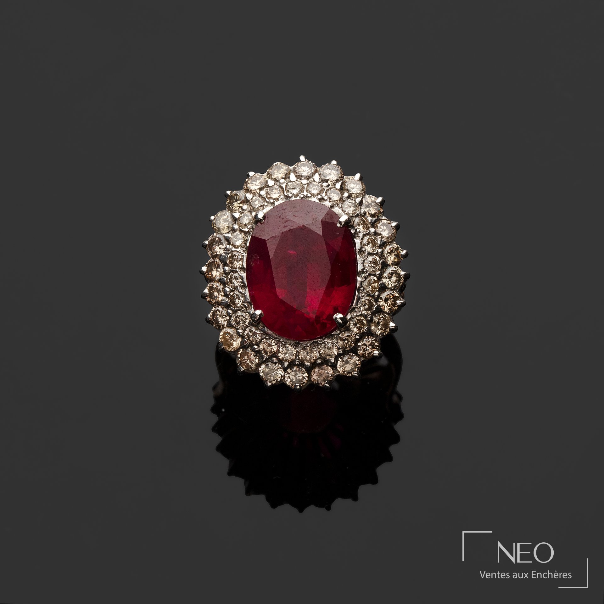 Bague Pompadour ornée d'un rubis ovale entouré de diamants
