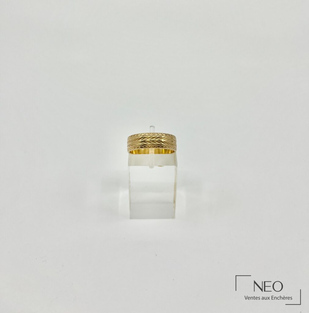 Bague ruban en or jaune ornée d'un décor de chevrons