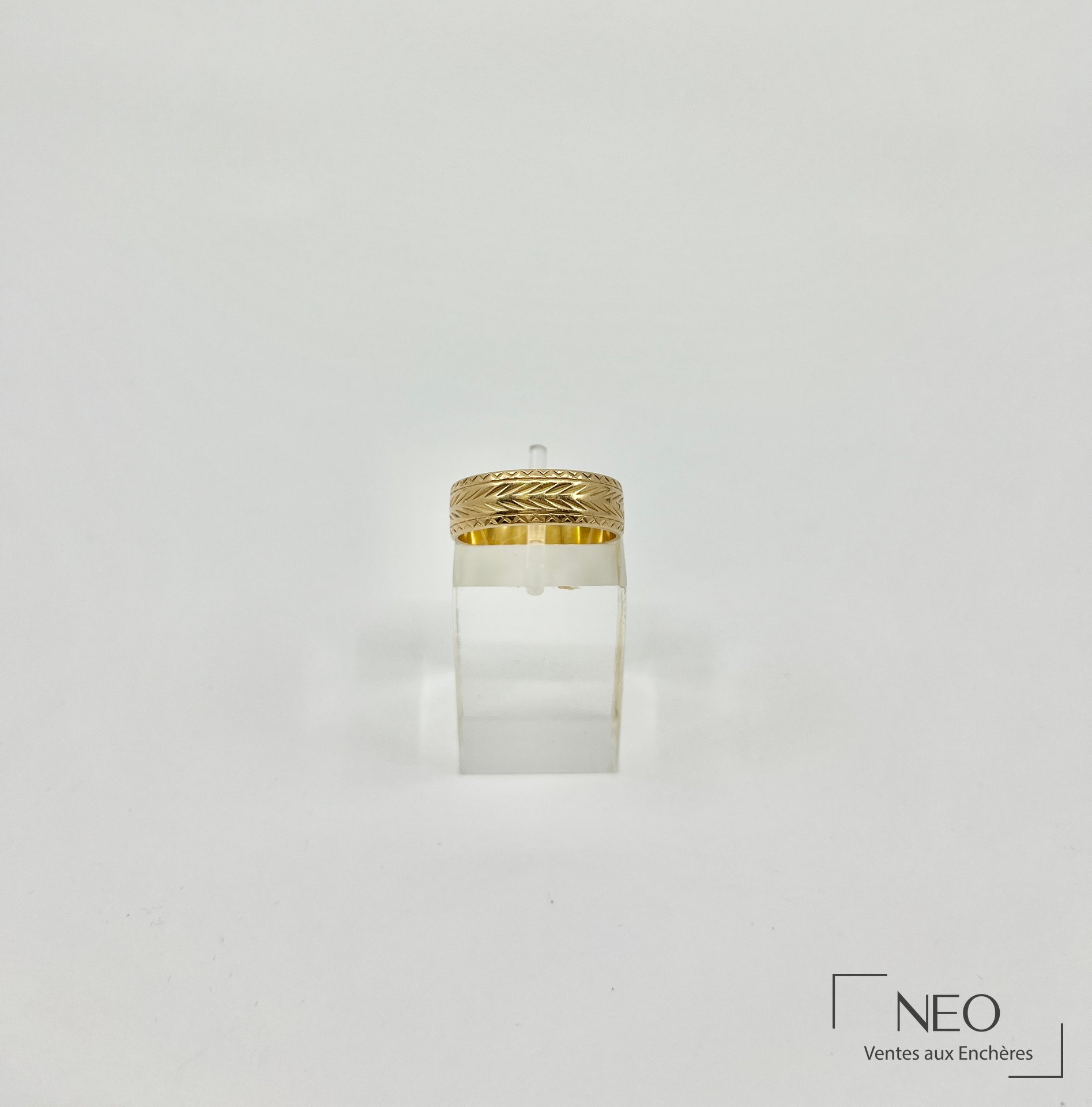 Bague ruban en or jaune ornée d'un décor de chevrons