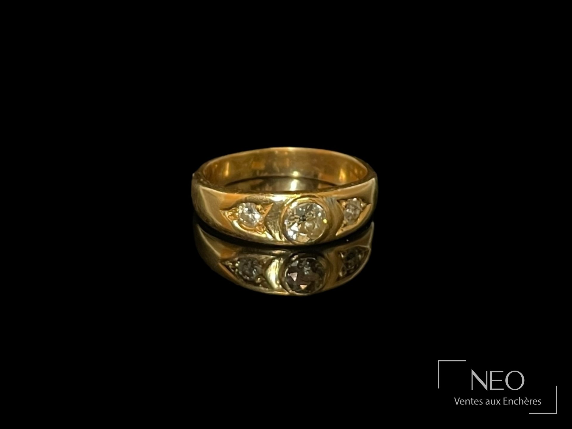 Bague ruban en or jaune 18 carats ornée de trois diamants